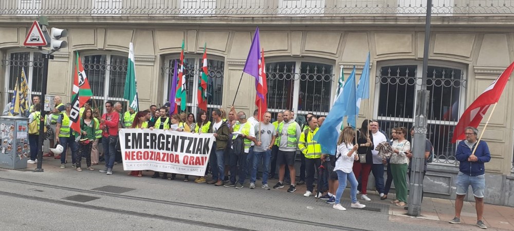 Concentración ante el Parlamento para denunciar la situación en Emergencias