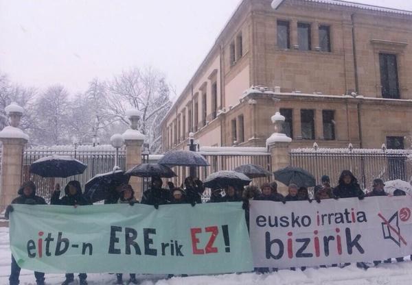 Concentración ante el Parlamento Vasco contra el ERE de Eusko Irratia