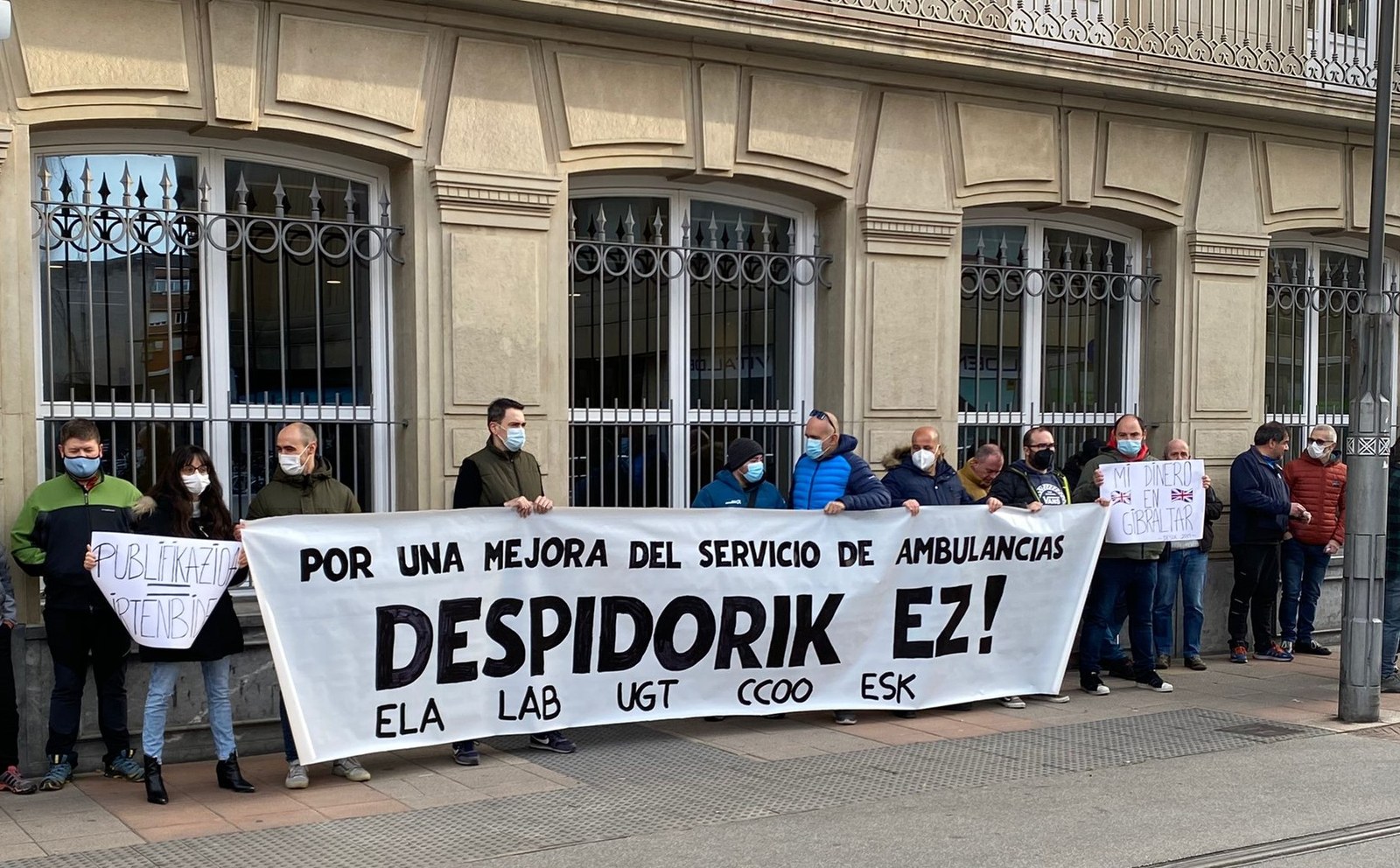 Concentración ante el Parlamento Vasco del servicio de Transporte Sanitario