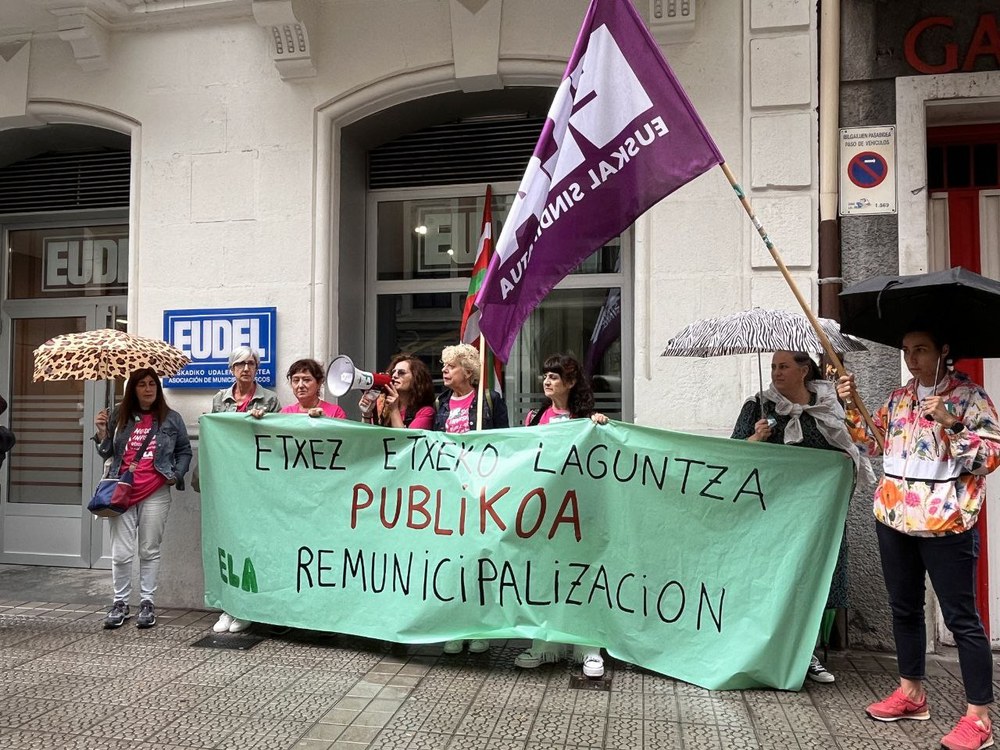 Concentración ante EUDEL para exigir la remunicipalización del servicio