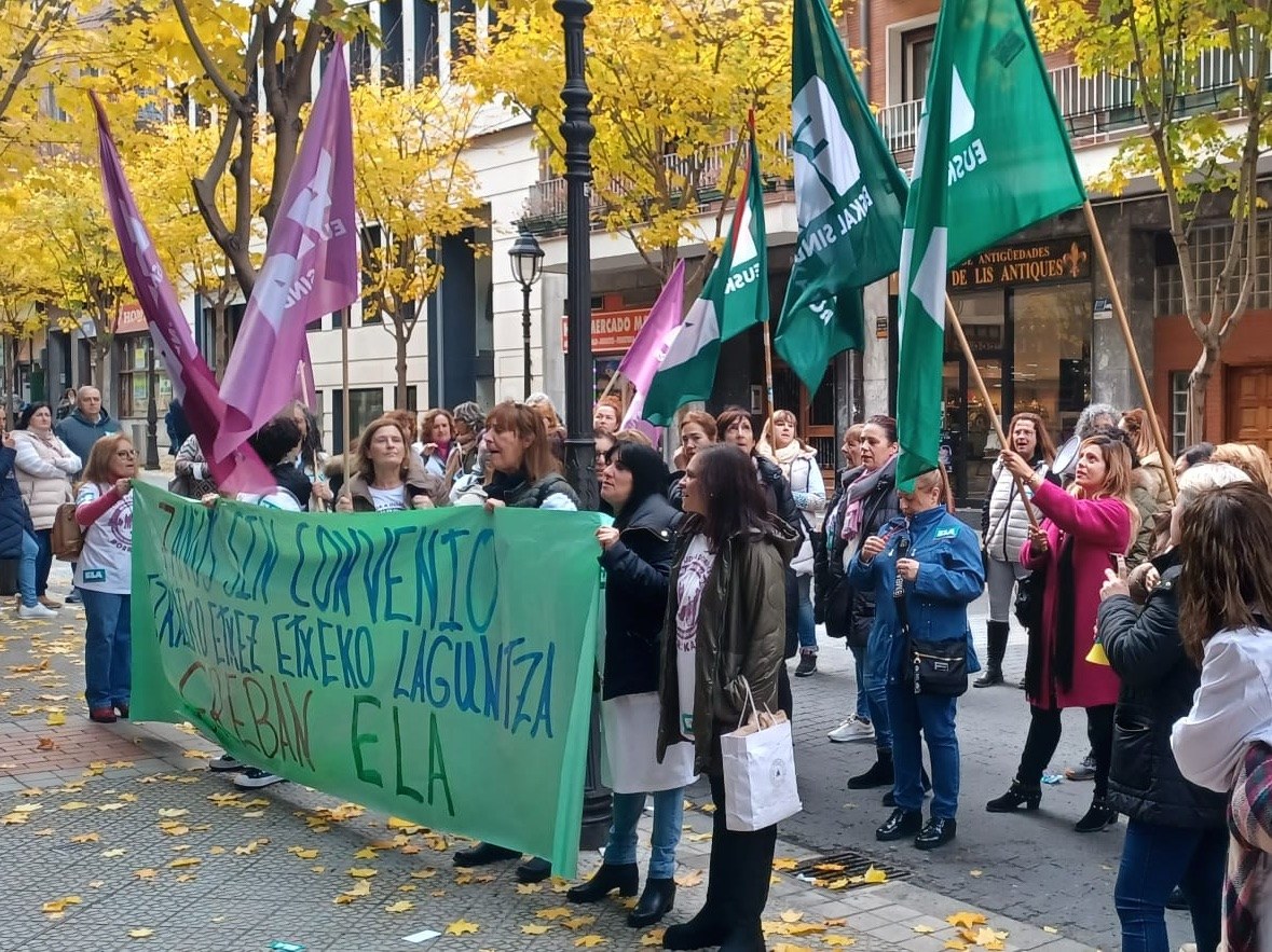 Concentración ante la patronal del servicio de ayuda a domicilio de Bizkaia en la segunda jornada de huelga convocada por ELA