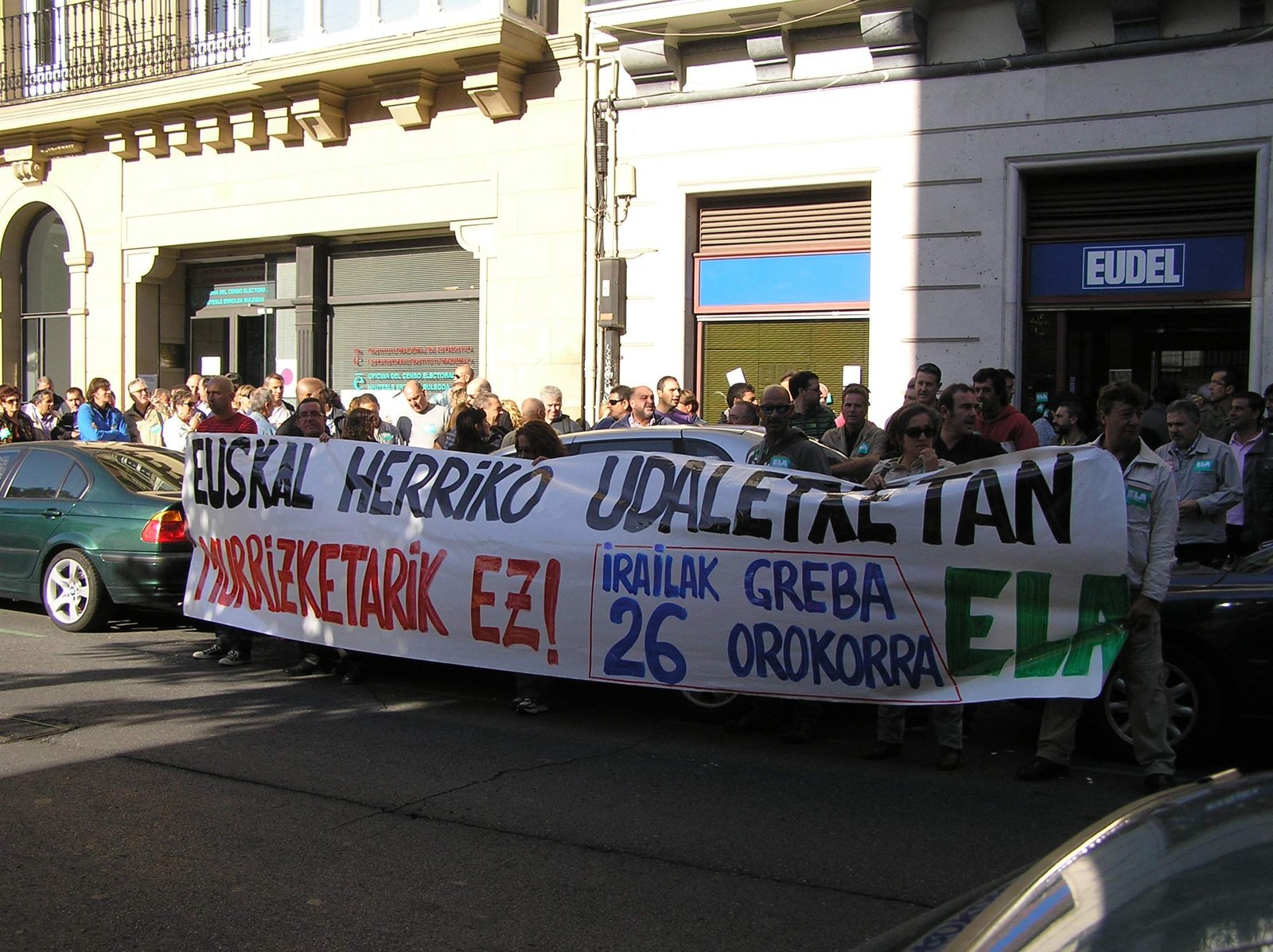 Concentración ante la sede de EUDEL de los trabajadores/as de los ayuntamientos contra los recortes