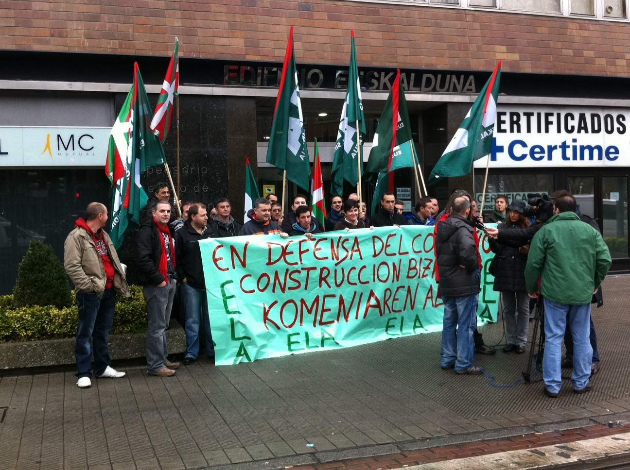 Concentración ante la sede de la patronal de Bizkaia para exigir la negociación del convenio de construcción