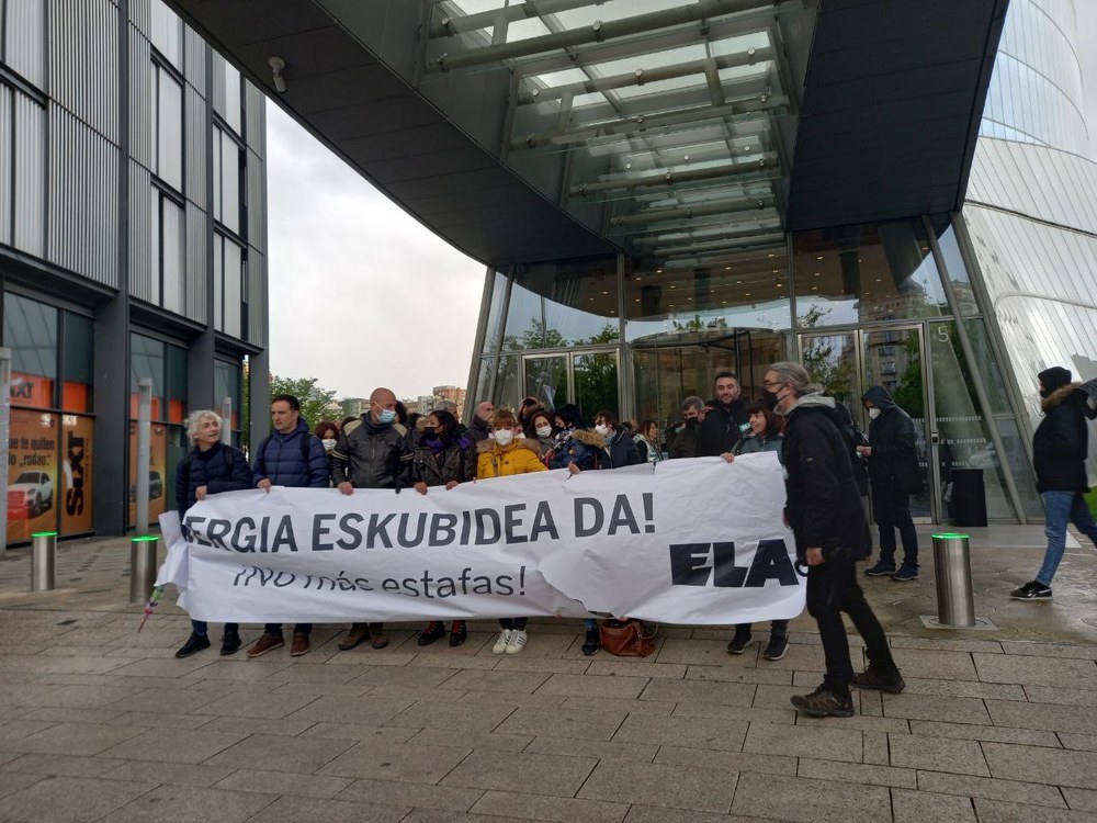 Concentración ante la Torre Iberdrola, de Bilbao, para denunciar que se regale dinero público a multinacionales que especulan con la energía