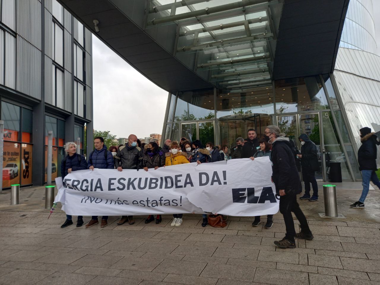 Concentración ante la Torre Iberdrola, de Bilbao, para denunciar que se regale dinero público a multinacionales que especulan con la energía Concentración ante la Torre Iberdrola, de Bilbao, para denunciar que se regale dinero público a multinacionales que especulan con la energía