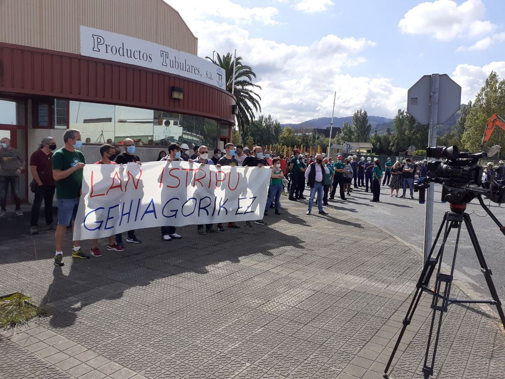Concentración ante Productos Tubulares, de Trapagaran, para protestar por la última muerte en accidente laboral