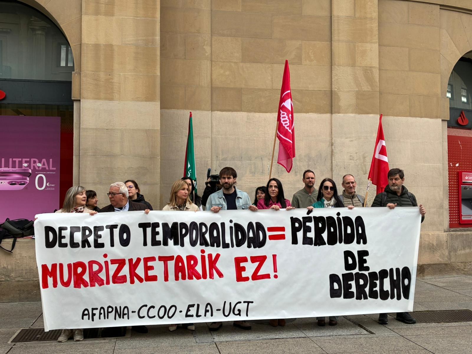 Concentración contra el decreto acordado entre el Gobierno de Navarra y LAB que mantendá la temporalidad disparada