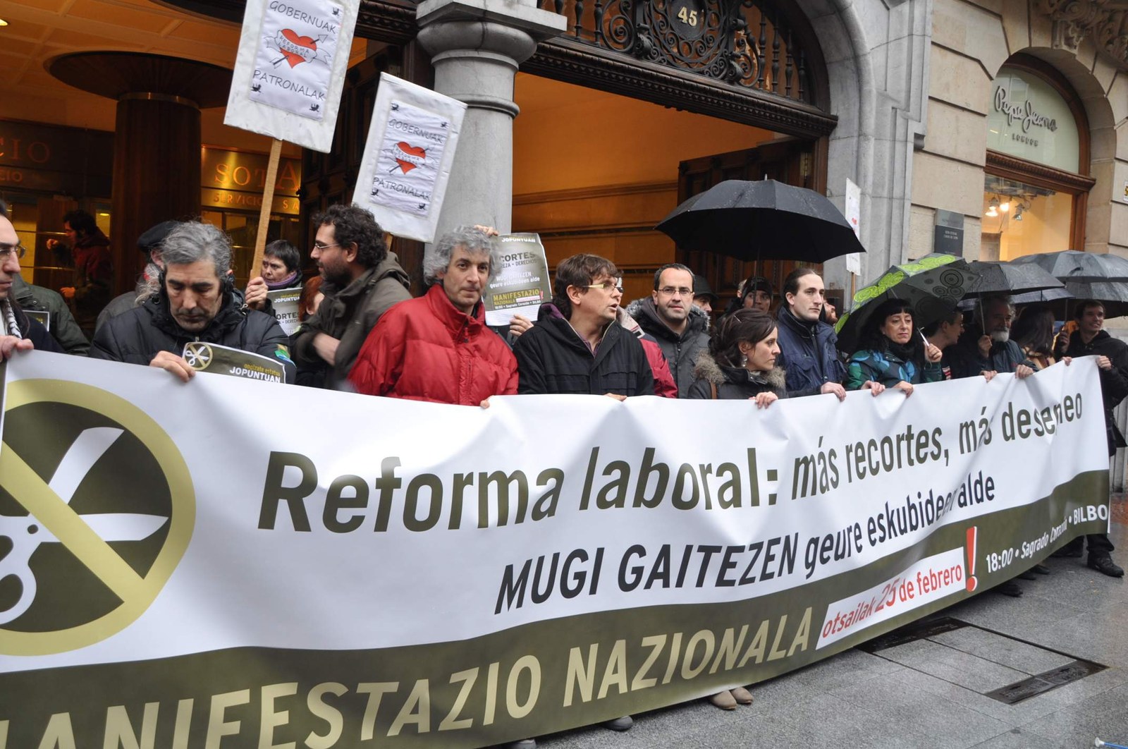 Concentración contra la reforma laboral ante la sede de la patronal Confebask