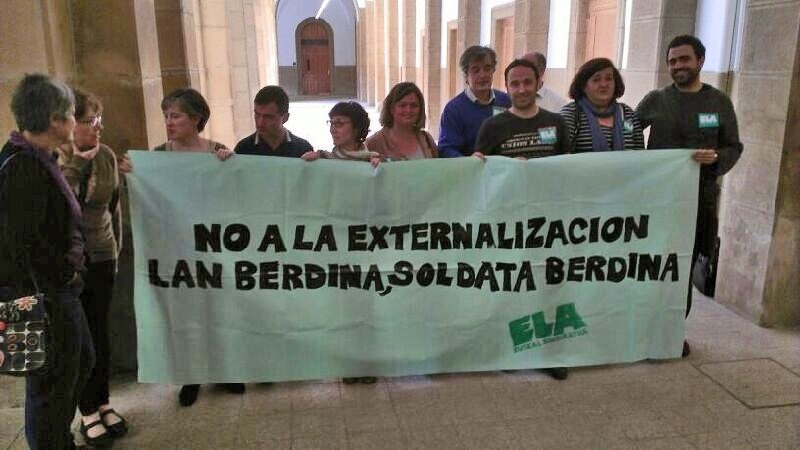 Concentración contra la subcontratación de servicios en la Universidad de Deusto de Bilbo