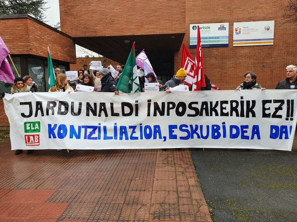Concentración contra las nuevas jornadas laborales impuestas por el Gobierno