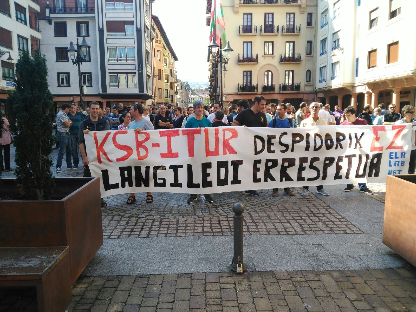 Concentración contra los despidos en KSB-ITUR de Zarautz