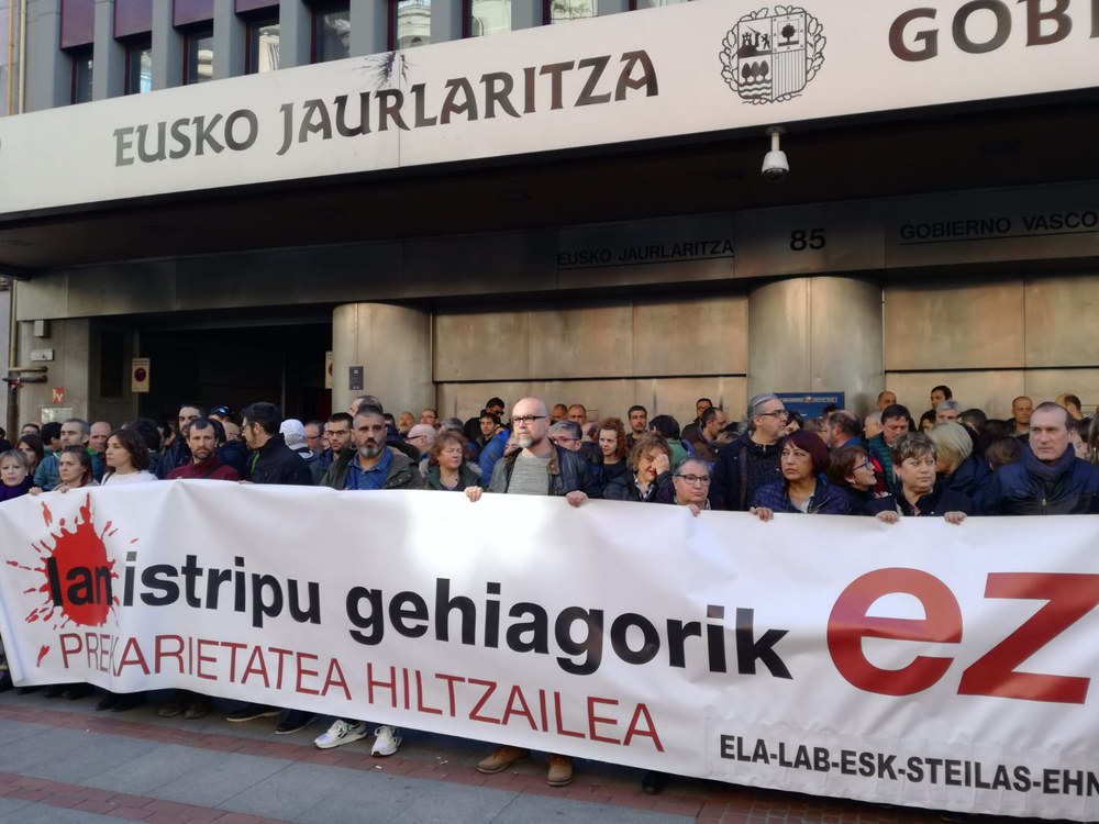 Concentración contra los últimos accidentes laborales ante la sede del gobierno vasco