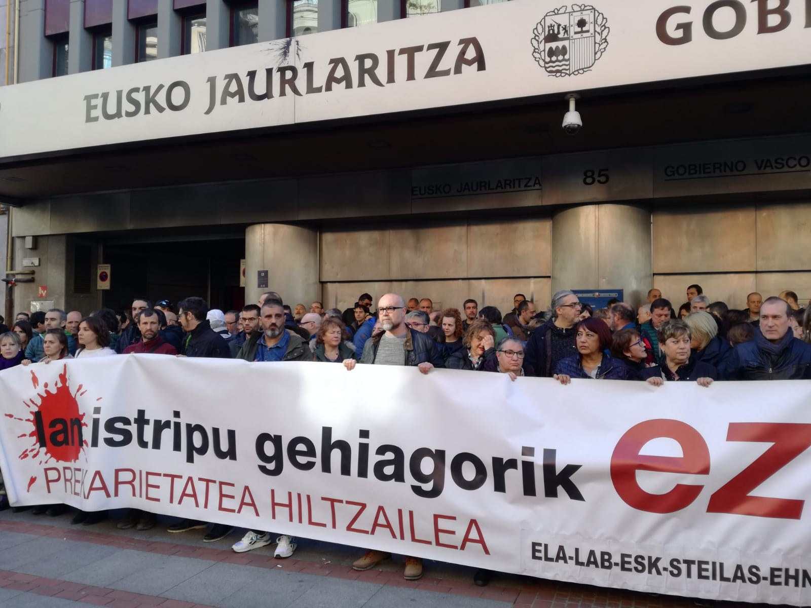 Concentración contra los últimos accidentes laborales ante la sede del gobierno vasco Concentración contra los últimos accidentes laborales ante la sede del gobierno vasco