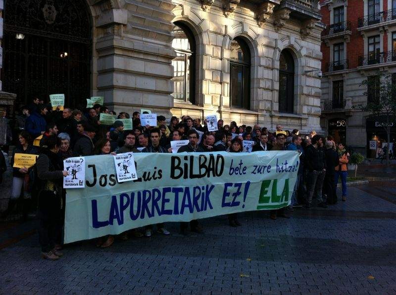 Concentración de ELA en la Diputación de Bizkaia contra los recortes