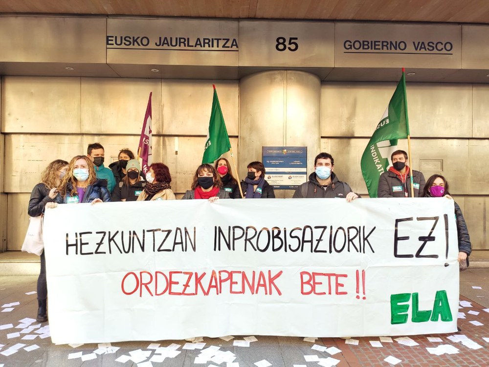Concentración de ELA para denunciar la falta de sustituciones y cargas de trabajo insostenibles en las escuelas públicas y en Haurreskolak