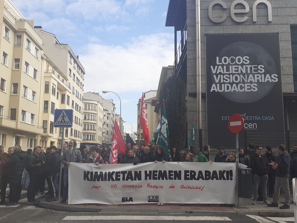 Concentración de ELA y LAB frente a la Patronal navarra CEN por un convenio propio