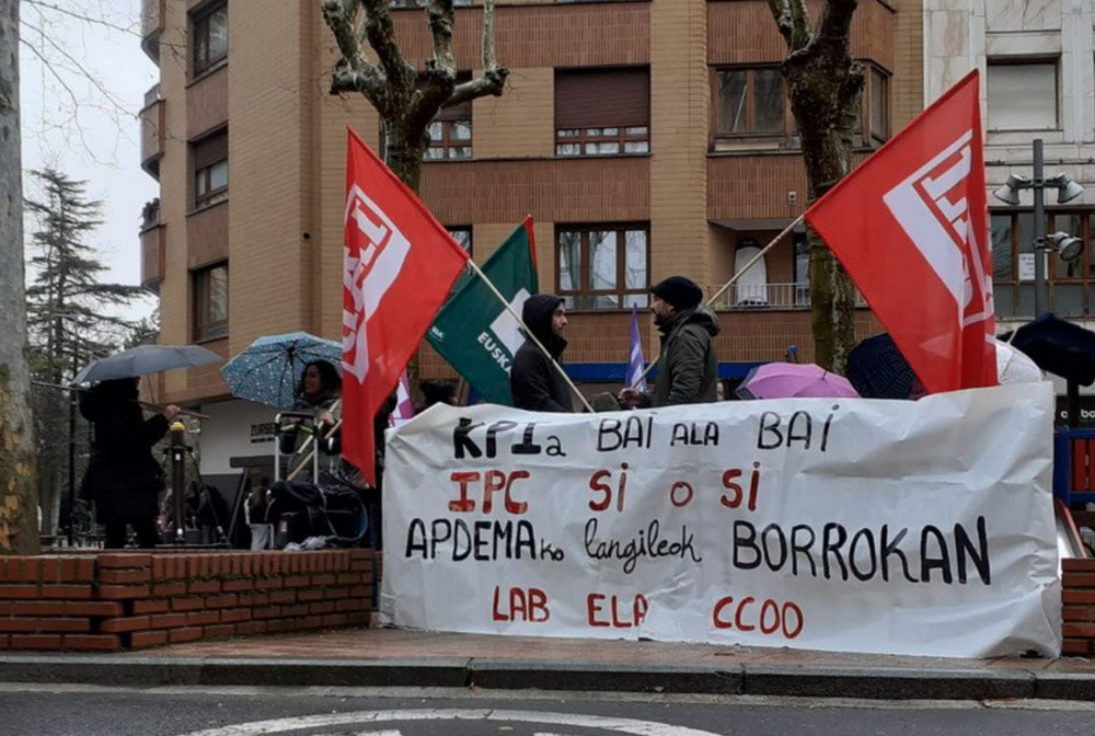 Concentración de la plantilla de Apdema, en Araba, para reclamar mejores condiciones laborales