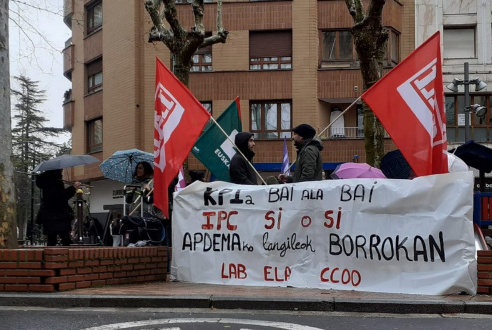 Concentración de la plantilla de Apdema, en Araba, para reclamar mejores condiciones laborales