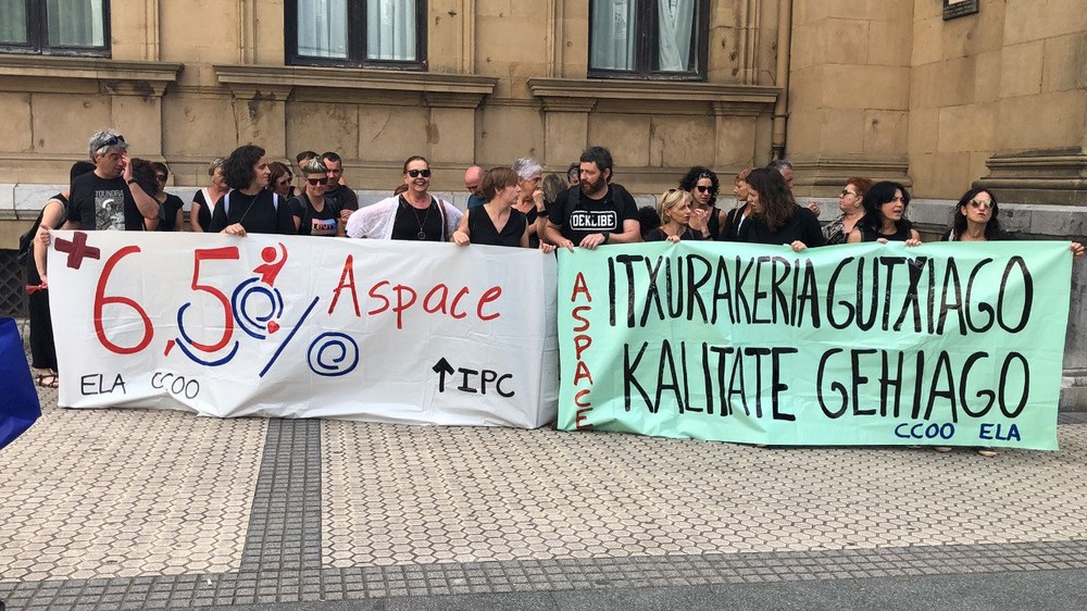 Concentración de la plantilla de Aspace, de Gipuzkoa, en defensa del convenio y de la calidad del servicio