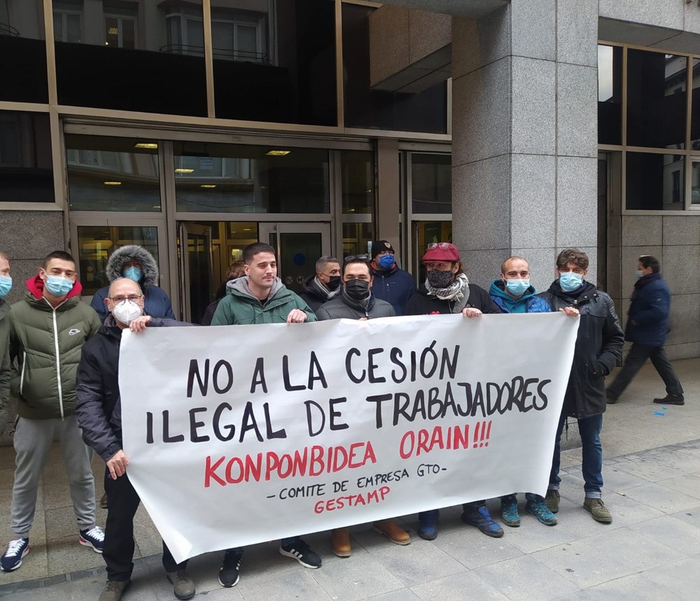 Concentración de la plantilla de GTO Gestamp Erandio contra el ERTE ante los juzgados de Bilbao