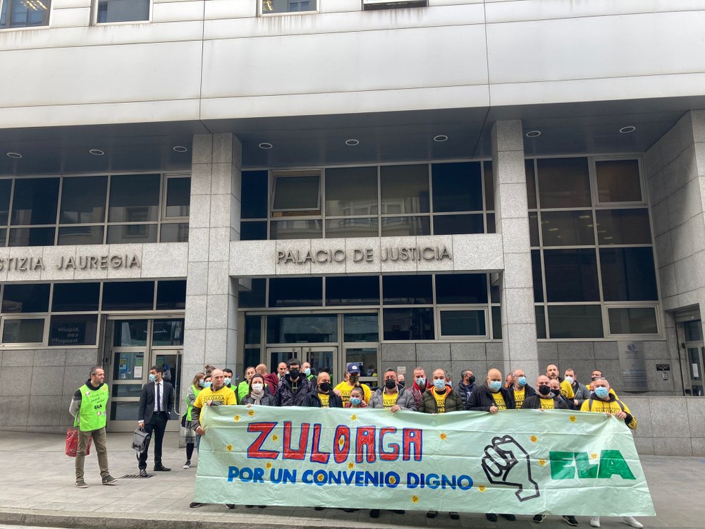 Concentración de la plantilla de Vulcanizados Zuloaga ante los juzgados durante la celebración del juicio sobre la vulneración de su derecho de huelga