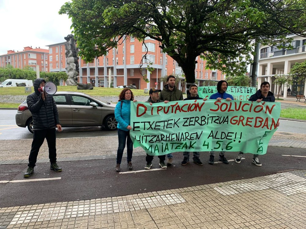 Concentración de la plantilla del servicio foral Etxetek para denunciar el bloqueo de la negociación del convenio