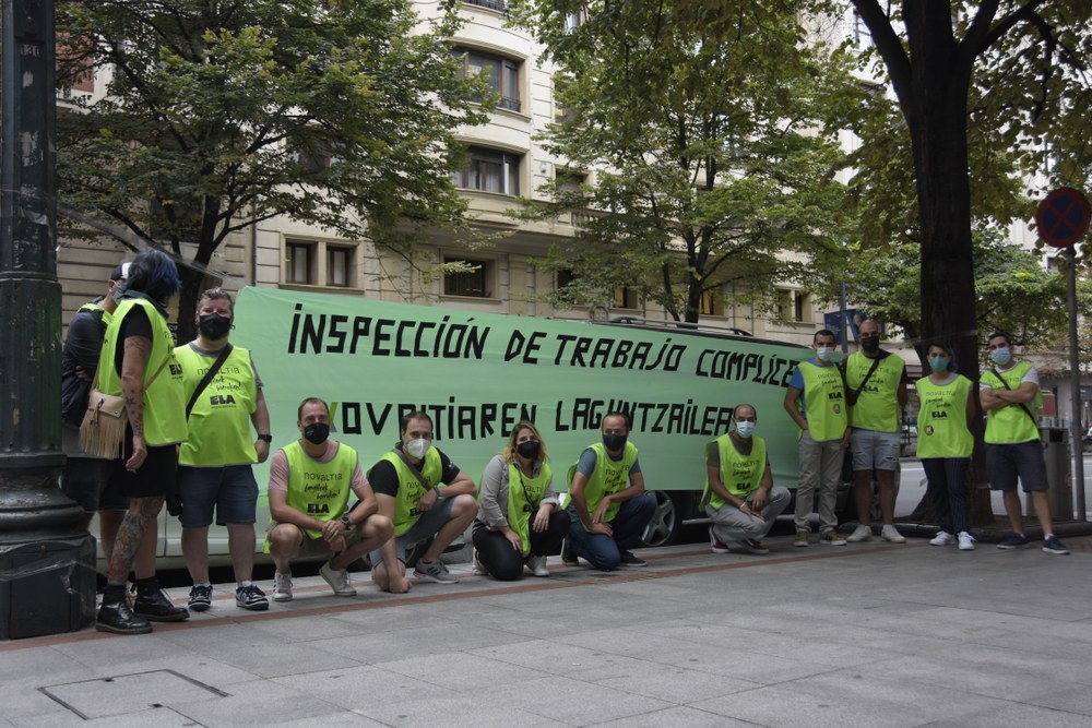 Concentración de la plantilla en huelga de Novaltia para denunciar la actuación de la Inspección