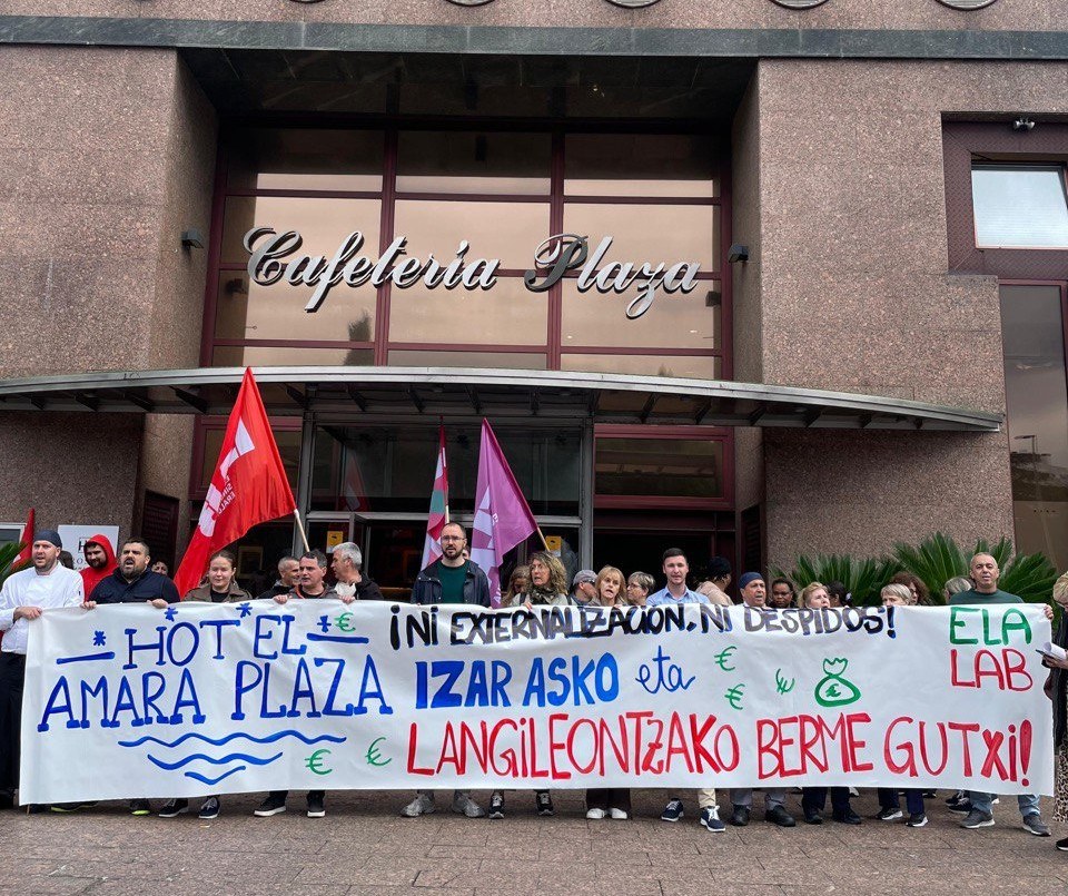 Concentración de la plantilla para denunciar los despidos y la externalización del departamento de pisos