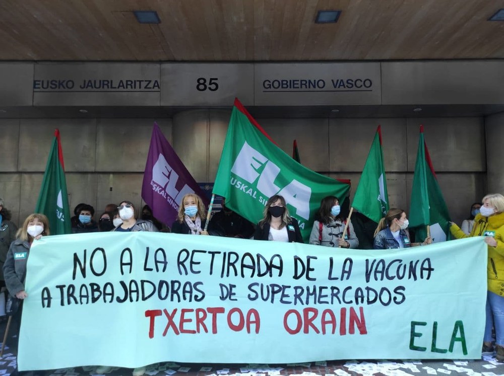 Concentración de las cajeras de supermercados contra la decisión del Gobierno Vasco de excluirlas de la estrategia de vacunación