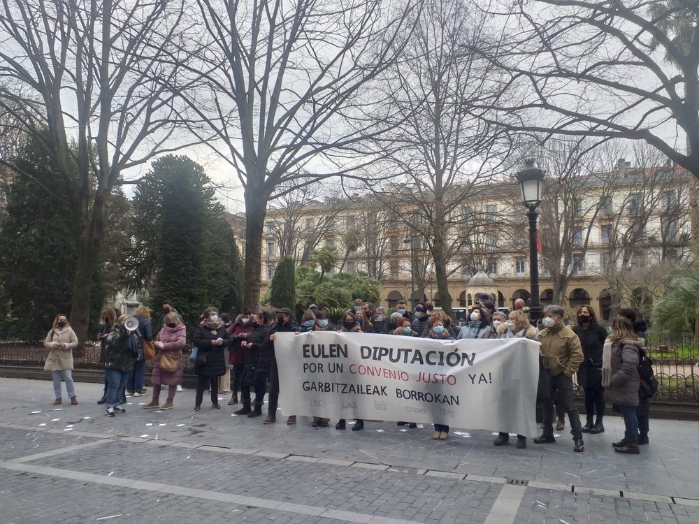 Concentración de las trabajadoras de limpieza de la Diputación de Gipuzkoa en contra de la pérdida de su ya precario poder adquisitivo