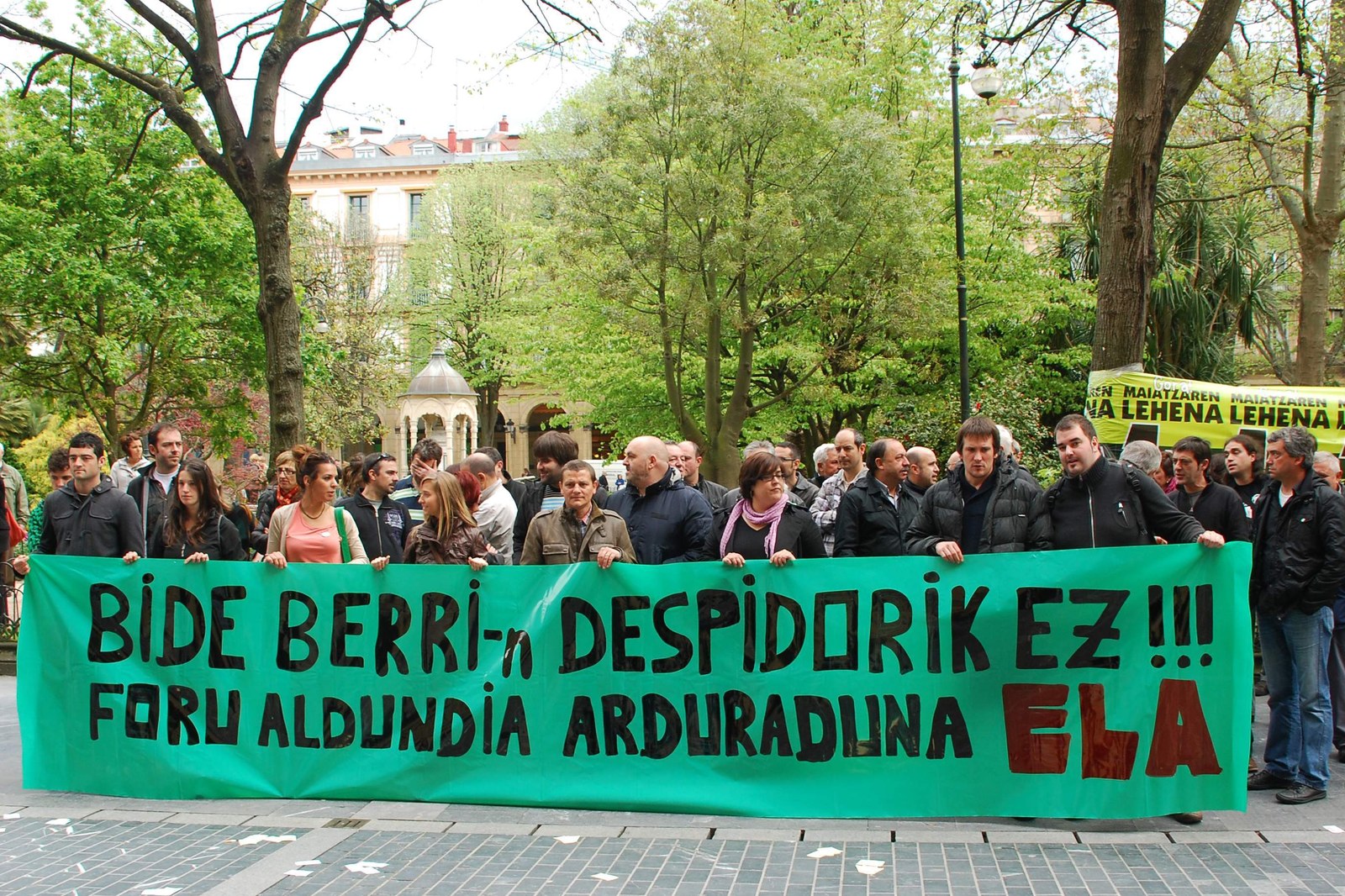 Concentración de  los trabajadores/as de Bide Berri ante la Diputación de Gipuzkoa