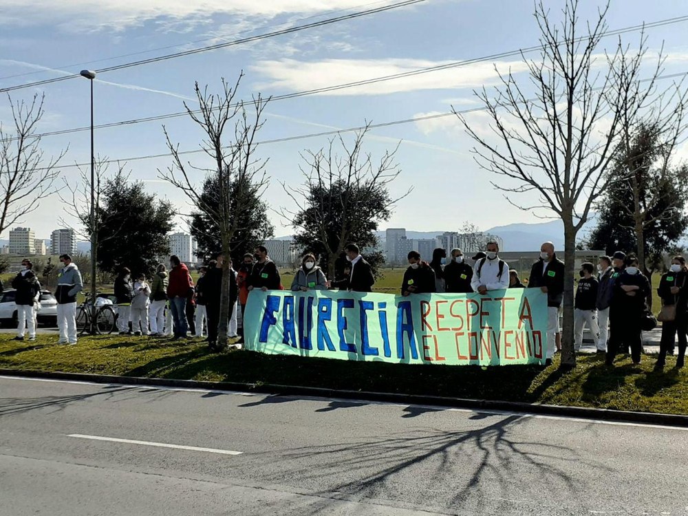 Concentración de la plantilla de Faurecia en protesta por el incumplimiento del convenio