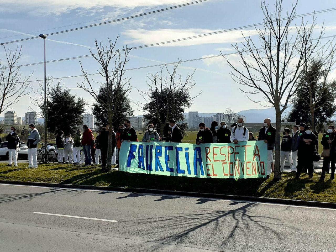 Concentración de la plantilla de Faurecia en protesta por el incumplimiento del convenio