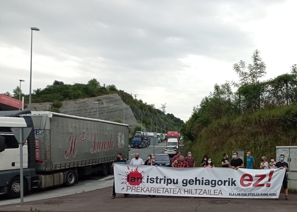 Concentración de protesta por la muerte del transportista que sufrió un accidente laboral en Orozko