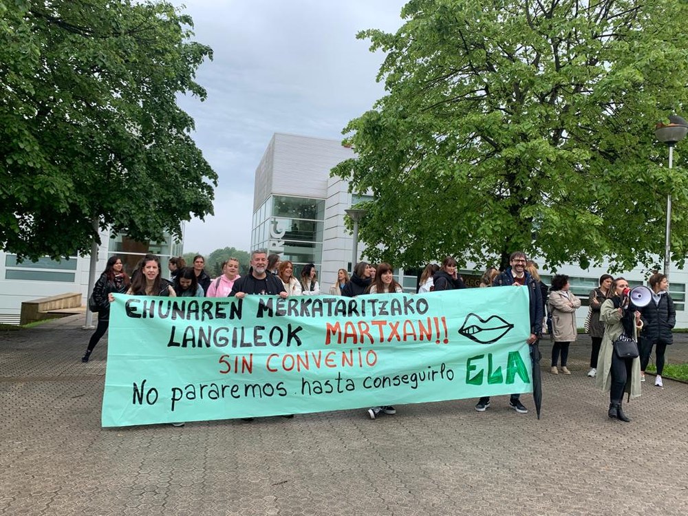 Concentración de trabajadoras del comercio textil ante Adegi en defensa de un convenio que mejore sus condiciones de trabajo
