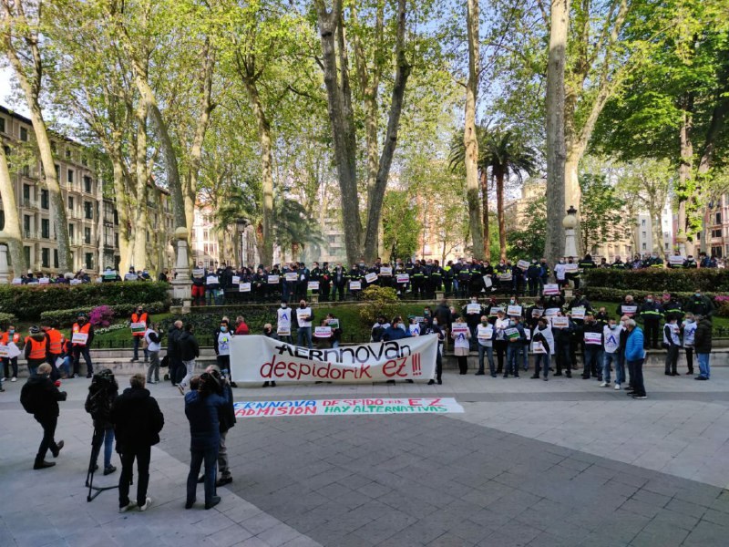 Concentración del comité de Aernnova ante el TSJPV en el arranque del juicio contra el ERE