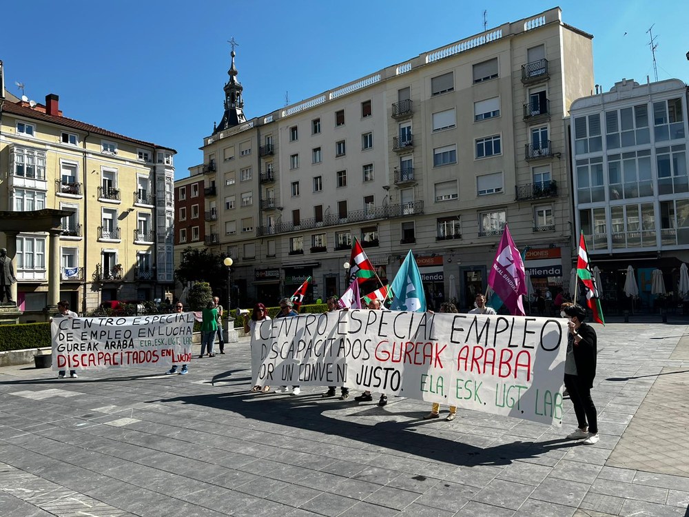 Concentración del comité de empresa de Gureak frente a la Diputación de Araba para denunciar el bloqueo del convenio y la discriminación que sufre la plantilla