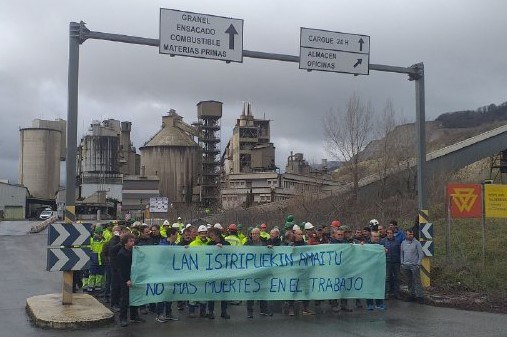 Concentración en Cementos Portland para denunciar la muerte del joven trabajador de 32 años