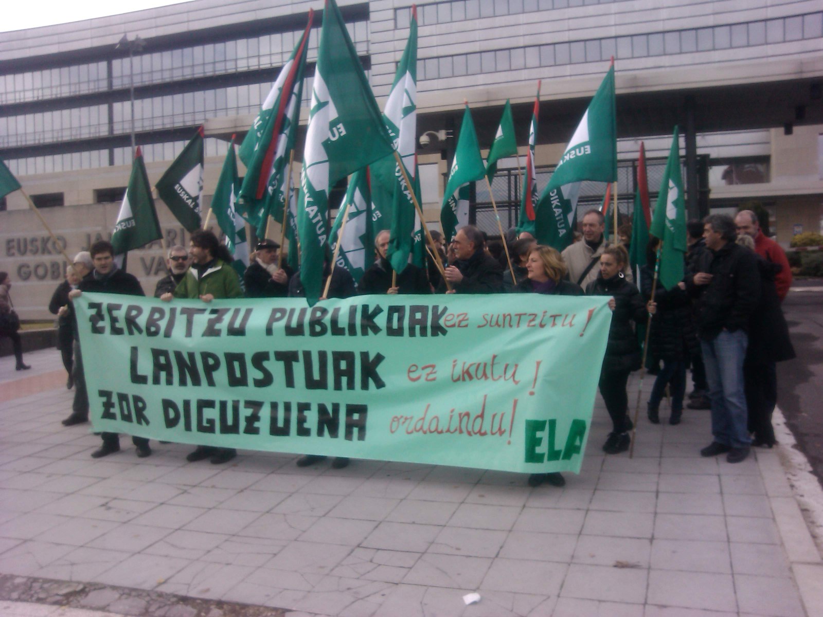 Concentración en  defensa de las condiciones laborales y para exigir el abono de la paga extra