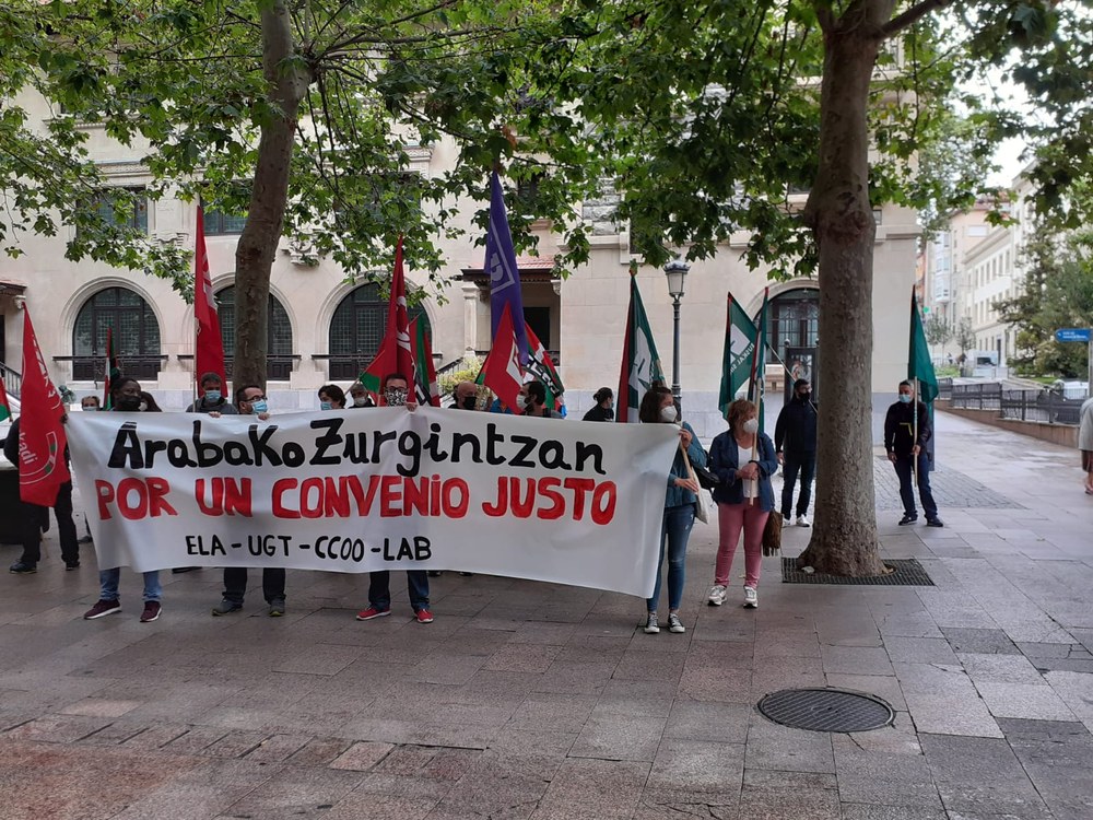 Concentración en defensa del convenio de la Madera de Araba