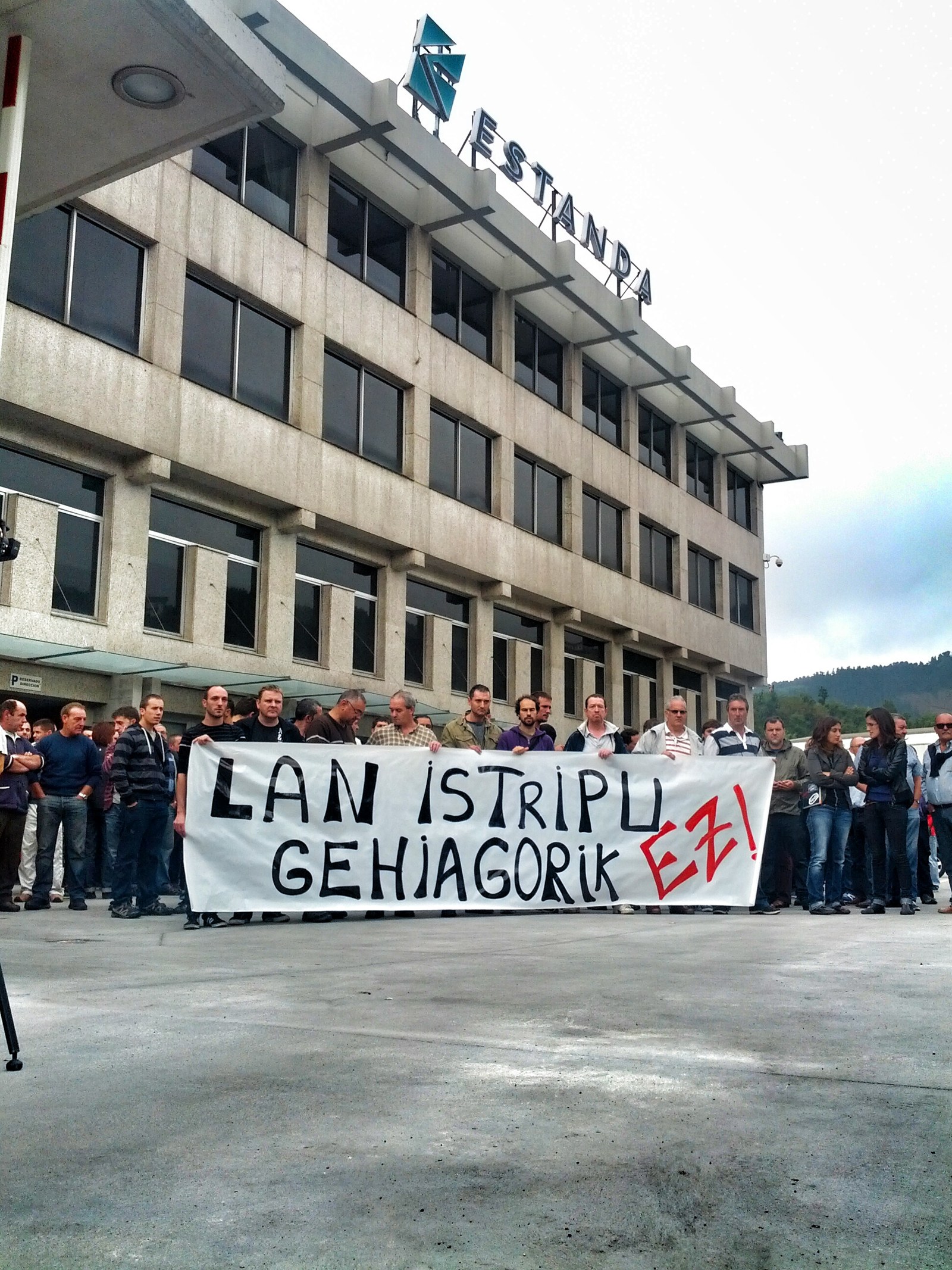 Concentración en protesta por el accidente laboral en Fundiciones Estanda de Beasain