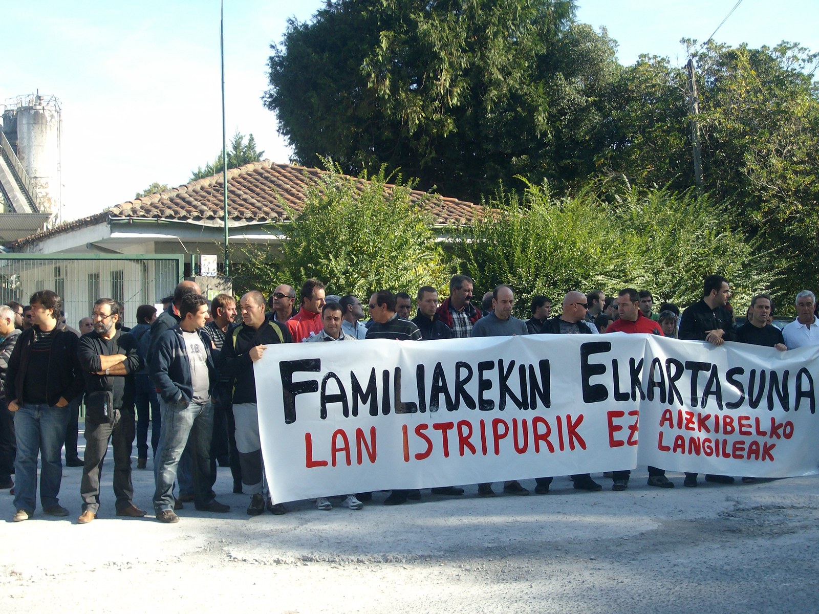 Concentración en protesta por el accidente laboral mortal de ayer en Astigarraga