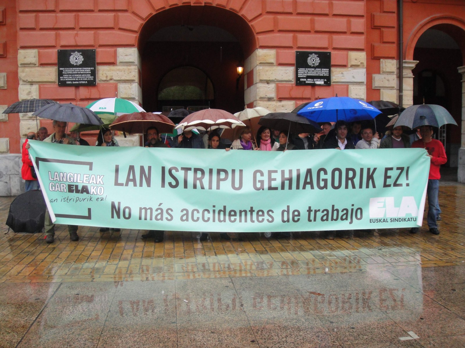 Concentración en protesta por el accidente mortal de Eibar