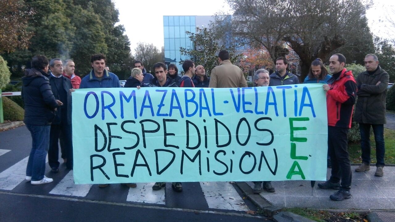 Concentración en protesta por los despidos en Ormazabal (Grupo Velatia)