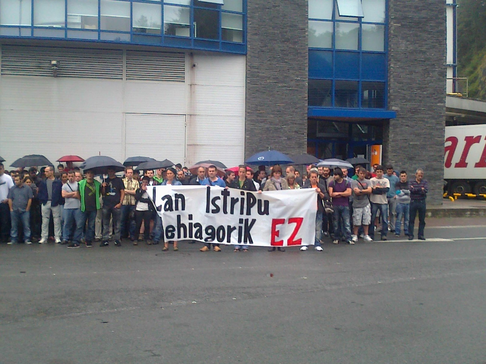 Concentración para denunciar el accidente laboral ocurrido ayer en Zumaia