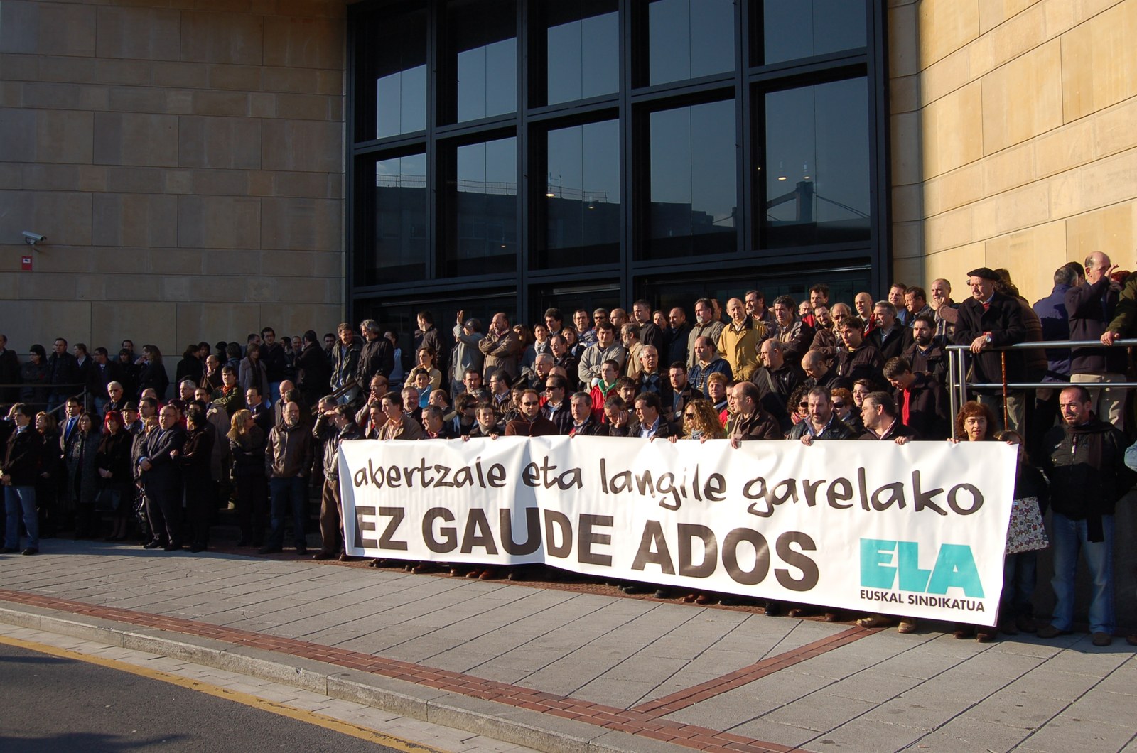 Concentración para denunciar el atentado de ETA ante la sede de EITB