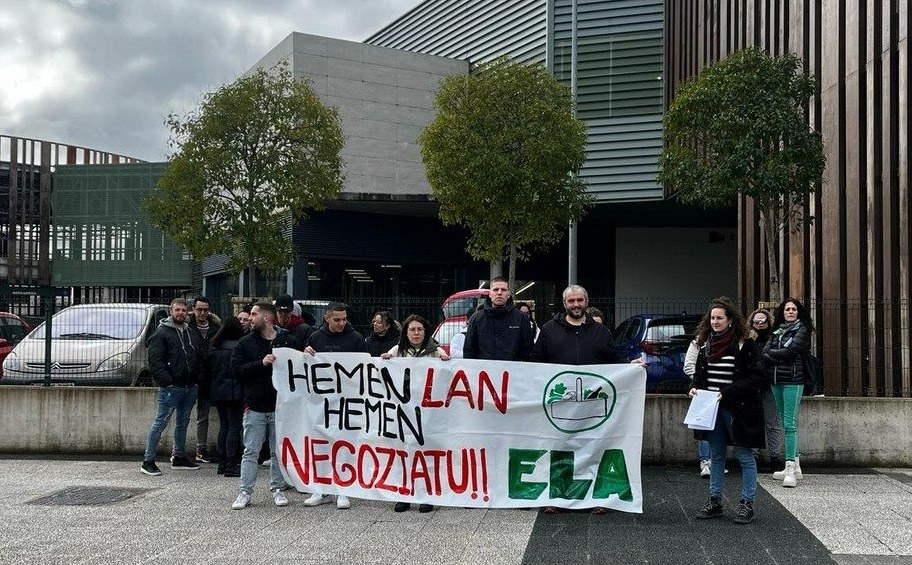 Concentración para denunciar el empeoramiento de sus condiciones laborales