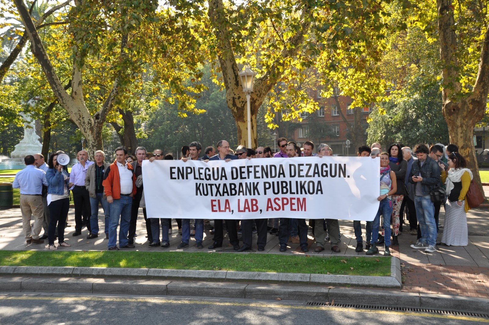 Concentración para denunciar la destrucción de empleo en Kutxabank