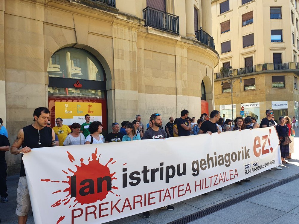 Concentración para denunciar la grave situación de la siniestralidad laboral en Navarra
