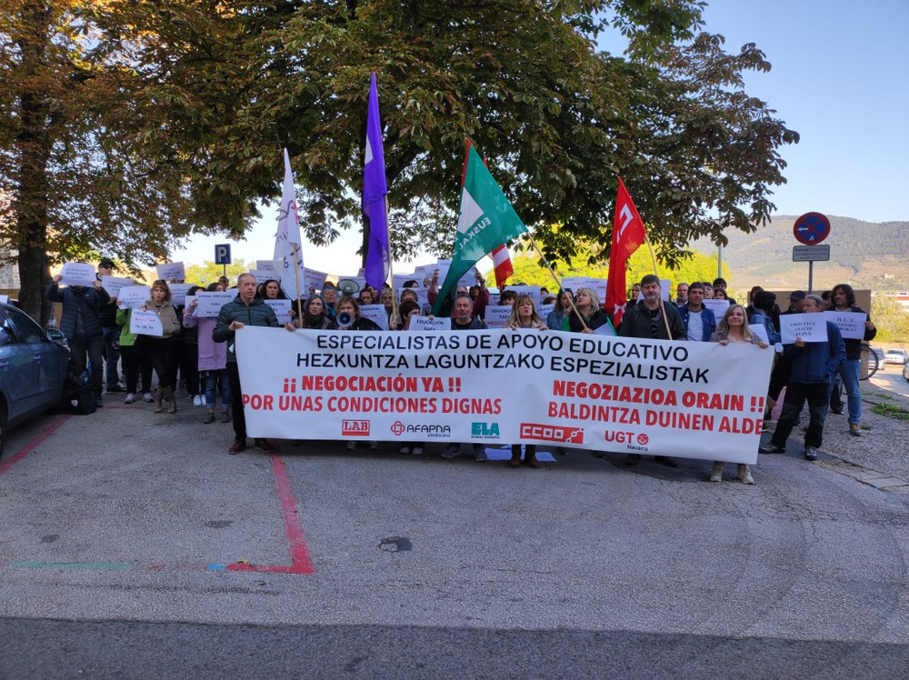 Concentración para exigir la negociación de la mejora de las condiciones laborales